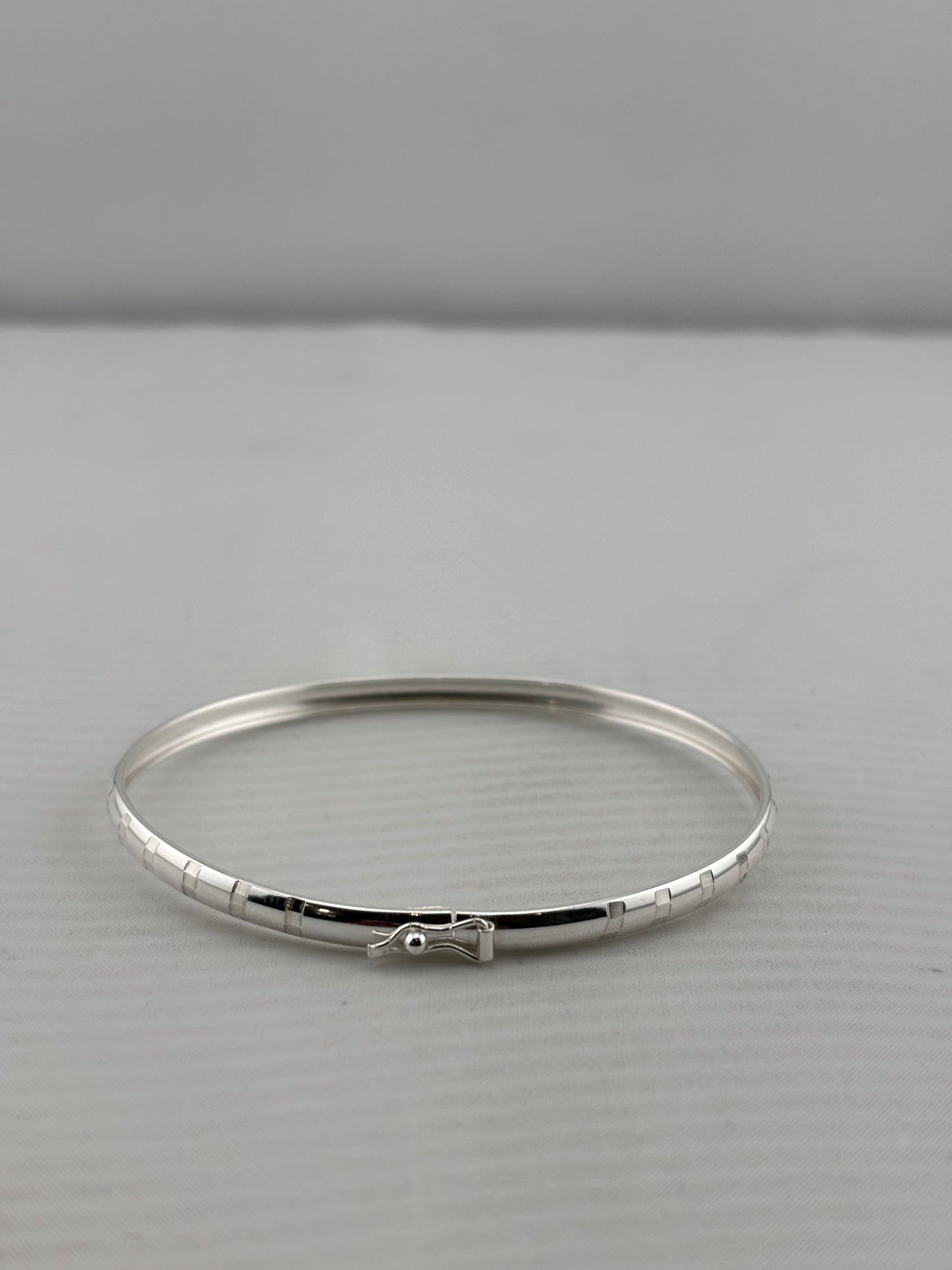 925 sterling silver checkered-cut bangle with lock, 61mm
