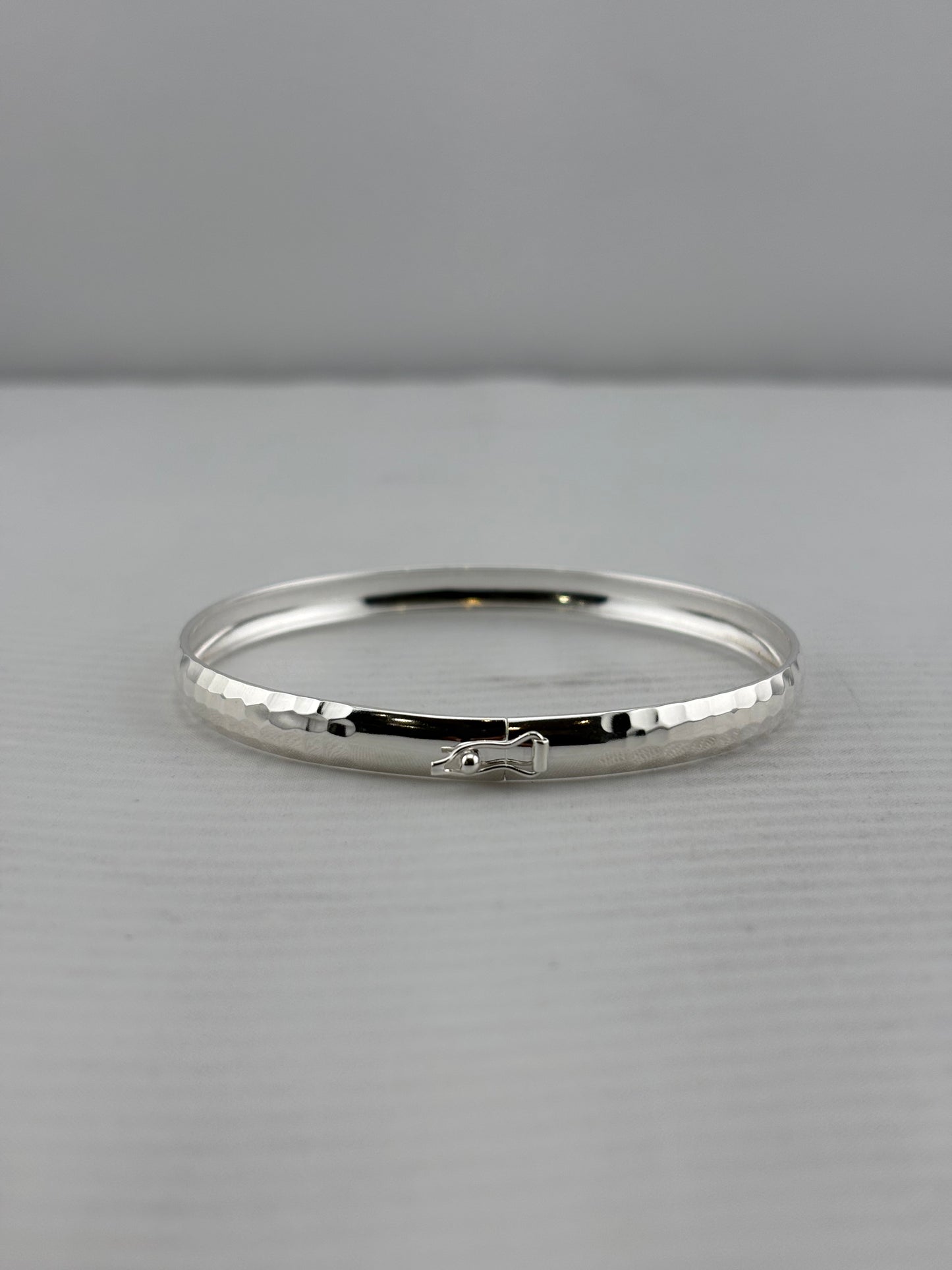 925 sterling silver hammered finish bangle with lock, 61mm
