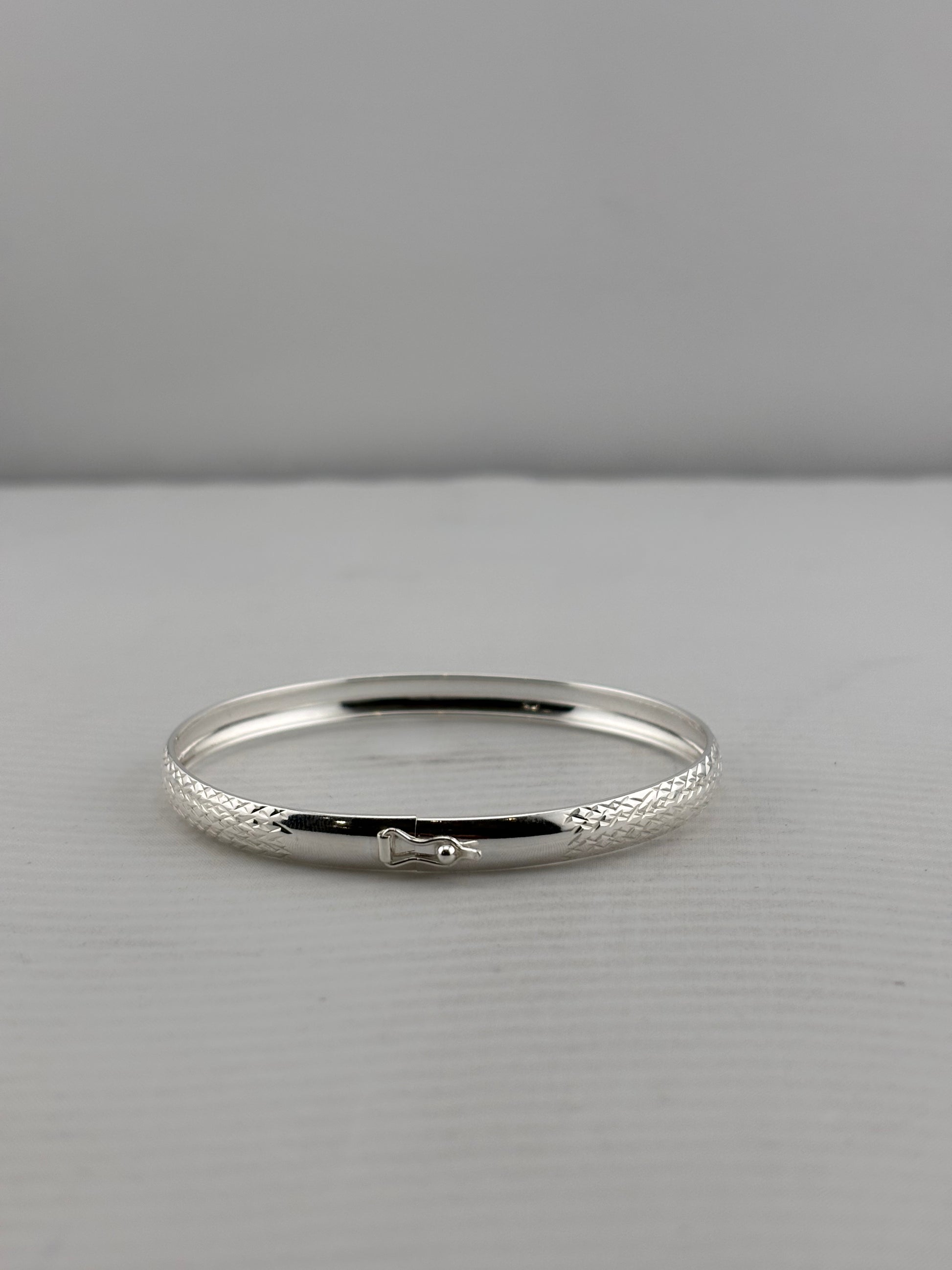 925 sterling silver diamond-cut crosshatch bangle with lock, 61mm