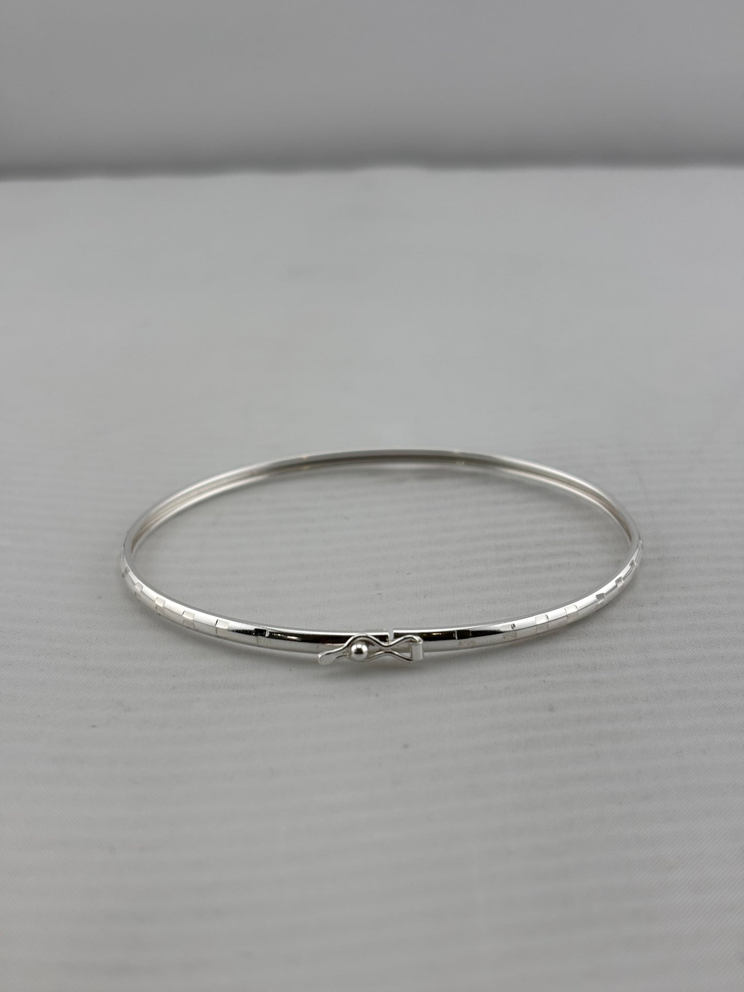 925 sterling silver etched line bangle with lock, 61mm