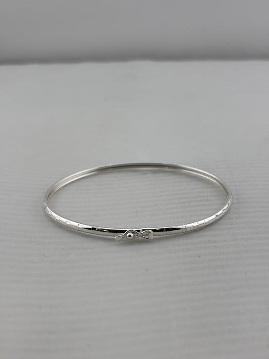 925 sterling silver etched line bangle with lock, 61mm